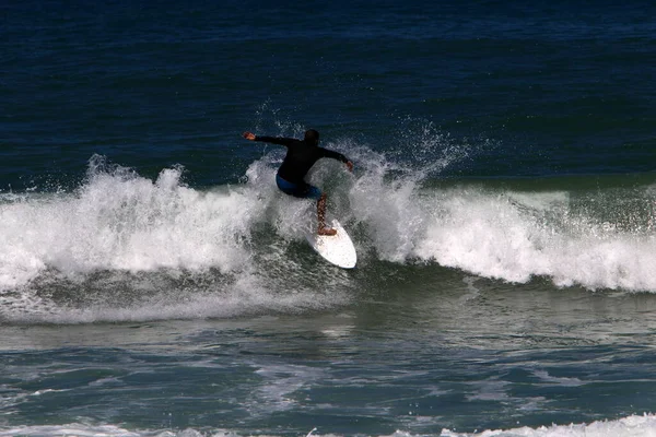 Surfista Montando Una Tabla Especial Sobre Grandes Olas Mar Mediterráneo — Foto de Stock