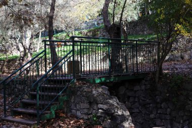 Kuzey İsrail 'deki bir yürüyüş yolunda engel oluşturan küçük bir köprü.. 