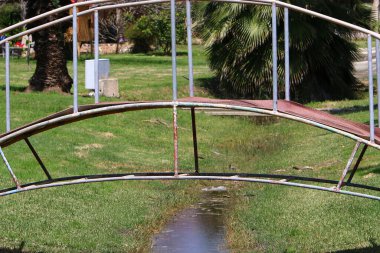 Kuzey İsrail 'deki bir yürüyüş yolunda engel oluşturan küçük bir köprü.. 