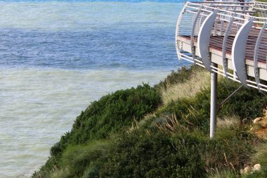 Kuzey İsrail 'deki bir yürüyüş yolunda engel oluşturan küçük bir köprü.. 