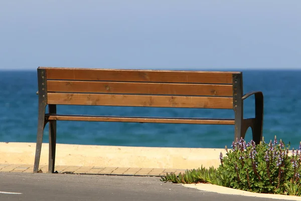 Banco Para Relajación Encuentra Parque Ciudad Orillas Del Mar Mediterráneo — Foto de Stock