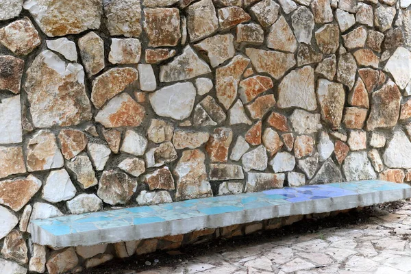 リラクゼーションのためのベンチは イスラエルのセゼレの地中海沿岸の都市公園に立っています — ストック写真