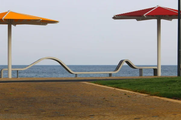 Banco Para Relajación Encuentra Parque Ciudad Orillas Del Mar Mediterráneo — Foto de Stock