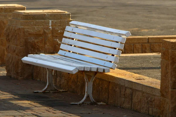 Banco Para Relaxamento Fica Parque Cidade Nas Margens Mar Mediterrâneo — Fotografia de Stock