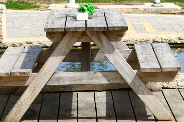 リラクゼーションのためのベンチは イスラエルのセゼレの地中海沿岸の都市公園に立っています — ストック写真
