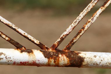 Eski demirde paslanma var. Paslı demir dokusu. Demirde oksitlenme nedeniyle kırmızı plaka var.. 