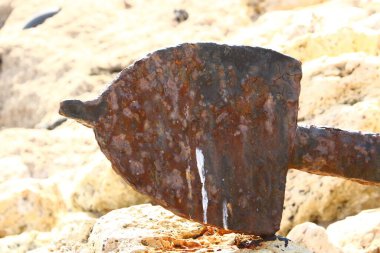 Eski demirde paslanma var. Paslı demir dokusu. Demirde oksitlenme nedeniyle kırmızı plaka var.. 