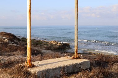 Eski demirde paslanma var. Paslı demir dokusu. Demirde oksitlenme nedeniyle kırmızı plaka var.. 
