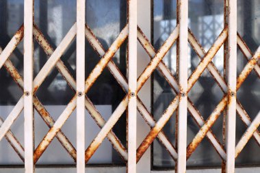 Eski demirde paslanma var. Paslı demir dokusu. Demirde oksitlenme nedeniyle kırmızı plaka var.. 