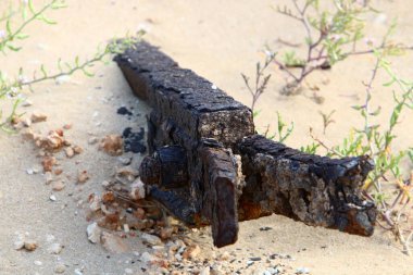 Eski demirde paslanma var. Paslı demir dokusu. Demirde oksitlenme nedeniyle kırmızı plaka var.. 