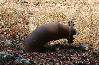Eski demirde paslanma var. Paslı demir dokusu. Demirde oksitlenme nedeniyle kırmızı plaka var.. 