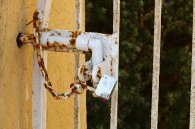 Eski demirde paslanma var. Paslı demir dokusu. Demirde oksitlenme nedeniyle kırmızı plaka var.. 