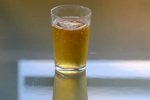 Ein Glas Leichtes Bier Auf Dem Tisch Einer Bierstube — Stockfoto