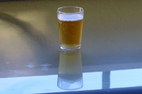 Verre Bière Légère Sur Table Dans Pub Bière — Photo