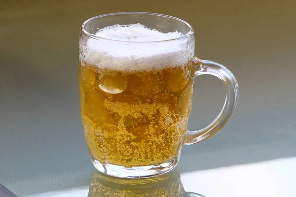 Vaso Cerveza Ligera Sobre Mesa Pub Cerveza — Foto de Stock