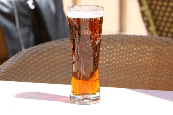ビールのパブでテーブルの上に軽いビールのガラス — ストック写真
