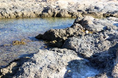 İsrail 'in kuzeyindeki Akdeniz kıyılarındaki dev kaya ve taşlar. 