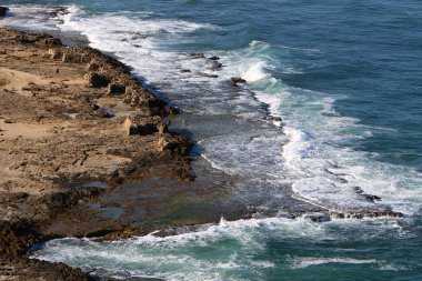 İsrail 'in kuzeyindeki Akdeniz kıyılarındaki dev kaya ve taşlar. 