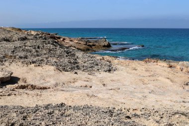 İsrail 'in kuzeyindeki Akdeniz kıyılarındaki dev kaya ve taşlar. 