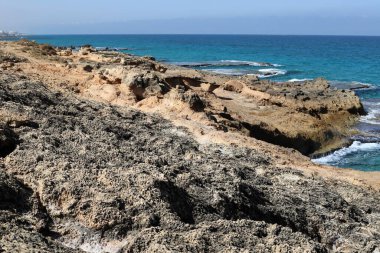 İsrail 'in kuzeyindeki Akdeniz kıyılarındaki dev kaya ve taşlar. 