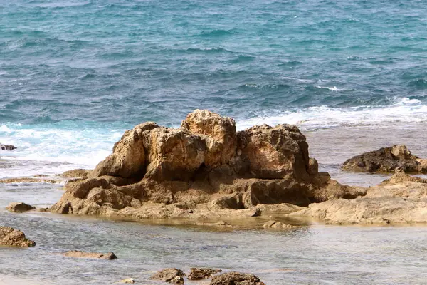 以色列北部地中海沿岸的巨石和巨石 — 图库照片