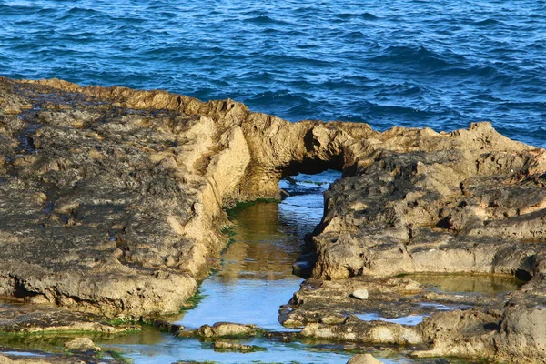 Enormes Rochas Pedras Nas Margens Mar Mediterrâneo Norte Israel — Fotografia de Stock