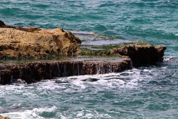 Enormes Rochas Pedras Nas Margens Mar Mediterrâneo Norte Israel — Fotografia de Stock