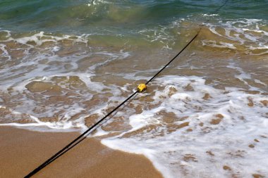 Kuzey İsrail 'de Akdeniz kıyısındaki kumsal. İsrail 'de sıcak yaz. 