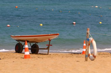 Kuzey İsrail 'de Akdeniz kıyısındaki kumsal. İsrail 'de sıcak yaz. 