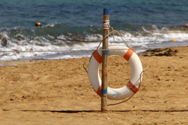 Kuzey İsrail 'de Akdeniz kıyısındaki kumsal. İsrail 'de sıcak yaz. 