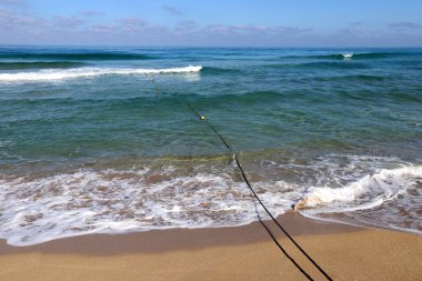 Kuzey İsrail 'de Akdeniz kıyısındaki kumsal. İsrail 'de sıcak yaz. 