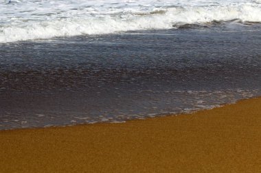 Kuzey İsrail 'de Akdeniz kıyısındaki kumsal. İsrail 'de sıcak yaz. 