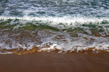 Kuzey İsrail 'de Akdeniz kıyısındaki kumsal. İsrail 'de sıcak yaz. 