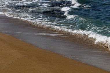 Kuzey İsrail 'de Akdeniz kıyısındaki kumsal. İsrail 'de sıcak yaz. 