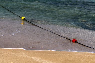 Kuzey İsrail 'de Akdeniz kıyısındaki kumsal. İsrail 'de sıcak yaz. 