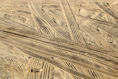 İsrail 'in kuzeyindeki Akdeniz kıyılarındaki kumlarda ayak izleri. İsrail 'de sıcak yaz. 