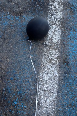 Şehir parkında helyum dolu küçük bir balon. 