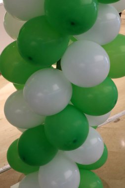 Şehir parkında helyum dolu küçük bir balon. 