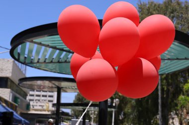 Şehir parkında helyum dolu küçük bir balon. 