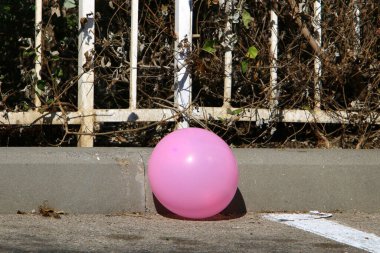 Şehir parkında helyum dolu küçük bir balon. 