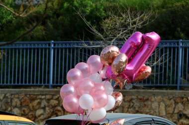 Şehir parkında helyum dolu küçük bir balon. 