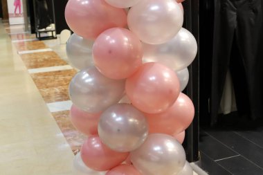 Şehir parkında helyum dolu küçük bir balon. 