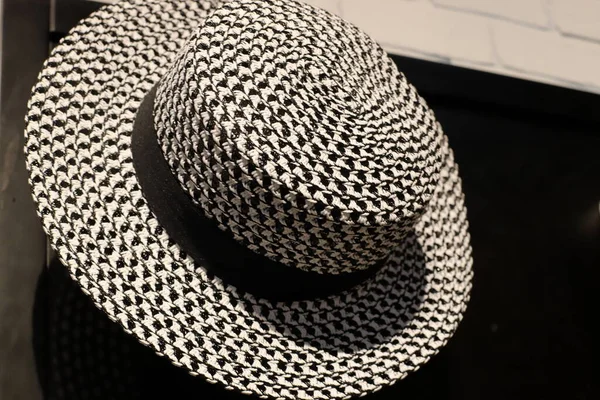 Bir Dükkan Vitrininde Büyük Bir Hasır Şapka Var — Stok fotoğraf