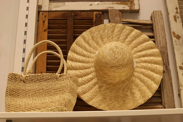 Большая Соломенная Шляпа Лежит Витрине Магазина — стоковое фото