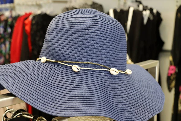 Large Straw Hat Lies Shop Window — Stock Photo, Image