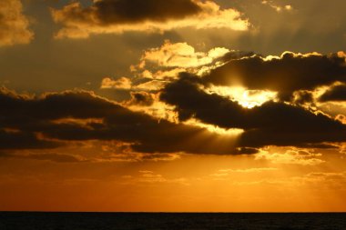 Günbatımında Akdeniz 'in üzerinde gökyüzü... 