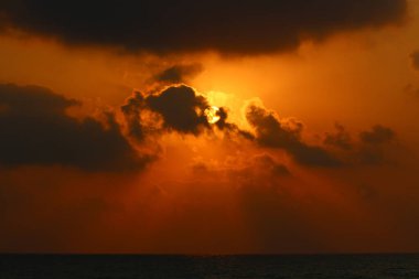 Günbatımında Akdeniz 'in üzerinde gökyüzü... 