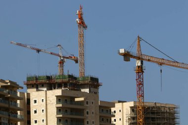 İsrail 'deki bir şantiyede ağır inşaat makineleri, traktörler ve buldozerler. 