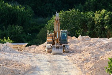 İsrail 'deki bir şantiyede ağır inşaat makineleri, traktörler ve buldozerler. 