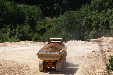 İsrail 'deki bir şantiyede ağır inşaat makineleri, traktörler ve buldozerler. 